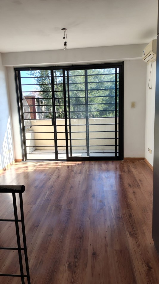 Luminoso departamento 2 amb con amplio balcon al frente