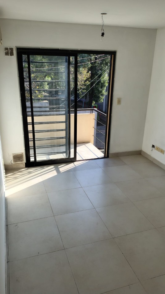 Luminoso departamento 2 amb con amplio balcon al frente