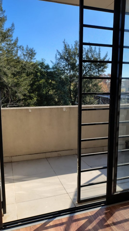 Luminoso departamento 2 amb con amplio balcon al frente