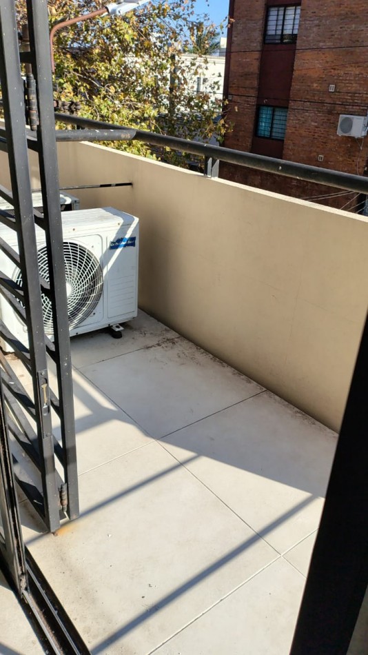 Luminoso departamento 2 amb con amplio balcon al frente