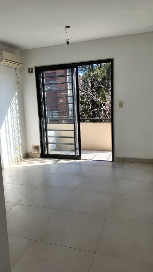 Luminoso departamento 2 amb con amplio balcon al frente