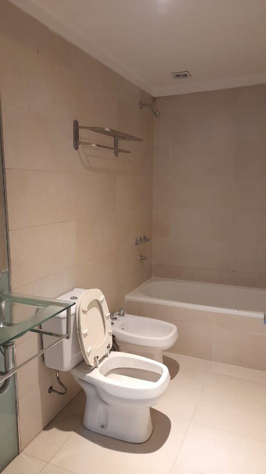 Amplio departamento 2 ambientes en Bernal Centro