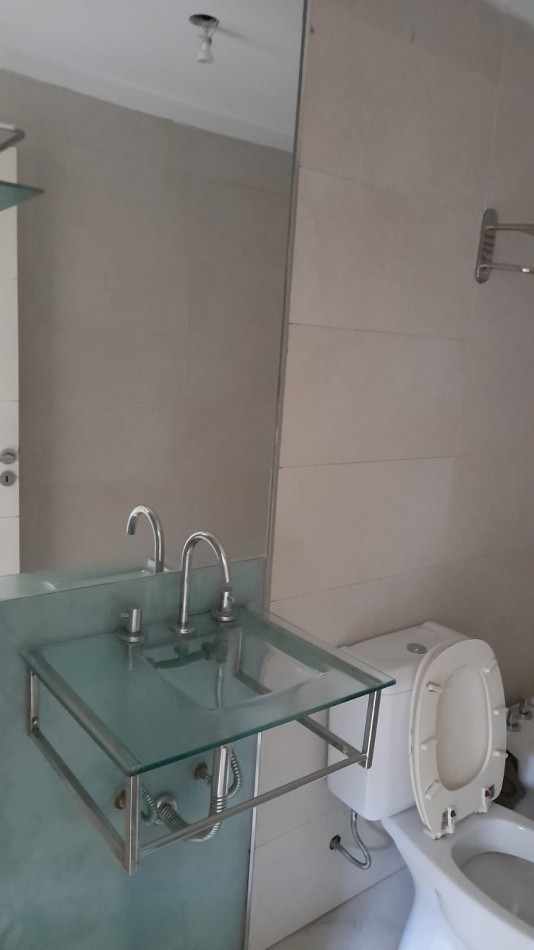 Amplio departamento 2 ambientes en Bernal Centro