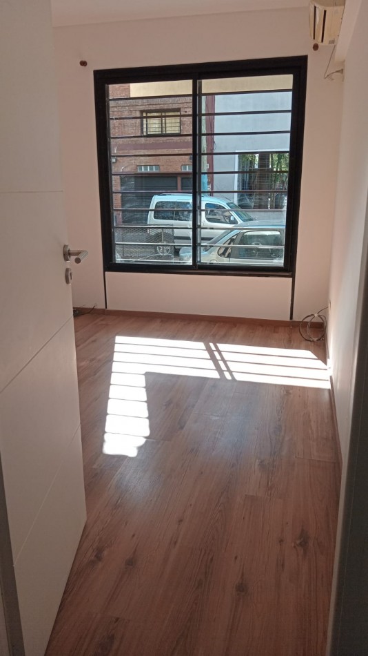 Moderno departamento 2amb planta baja al frente en Bernal Centro