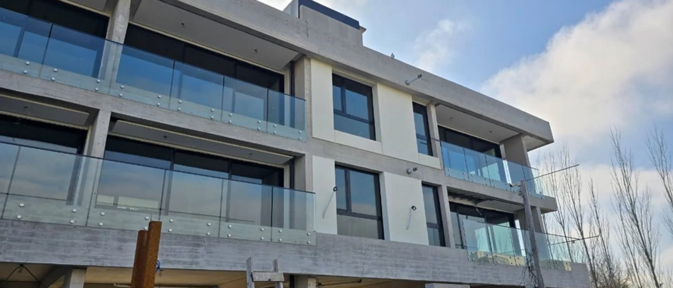 Venta Dpto 3 Amb con Patio y Cochera - Excelente Ubicacion en Parque Lineal