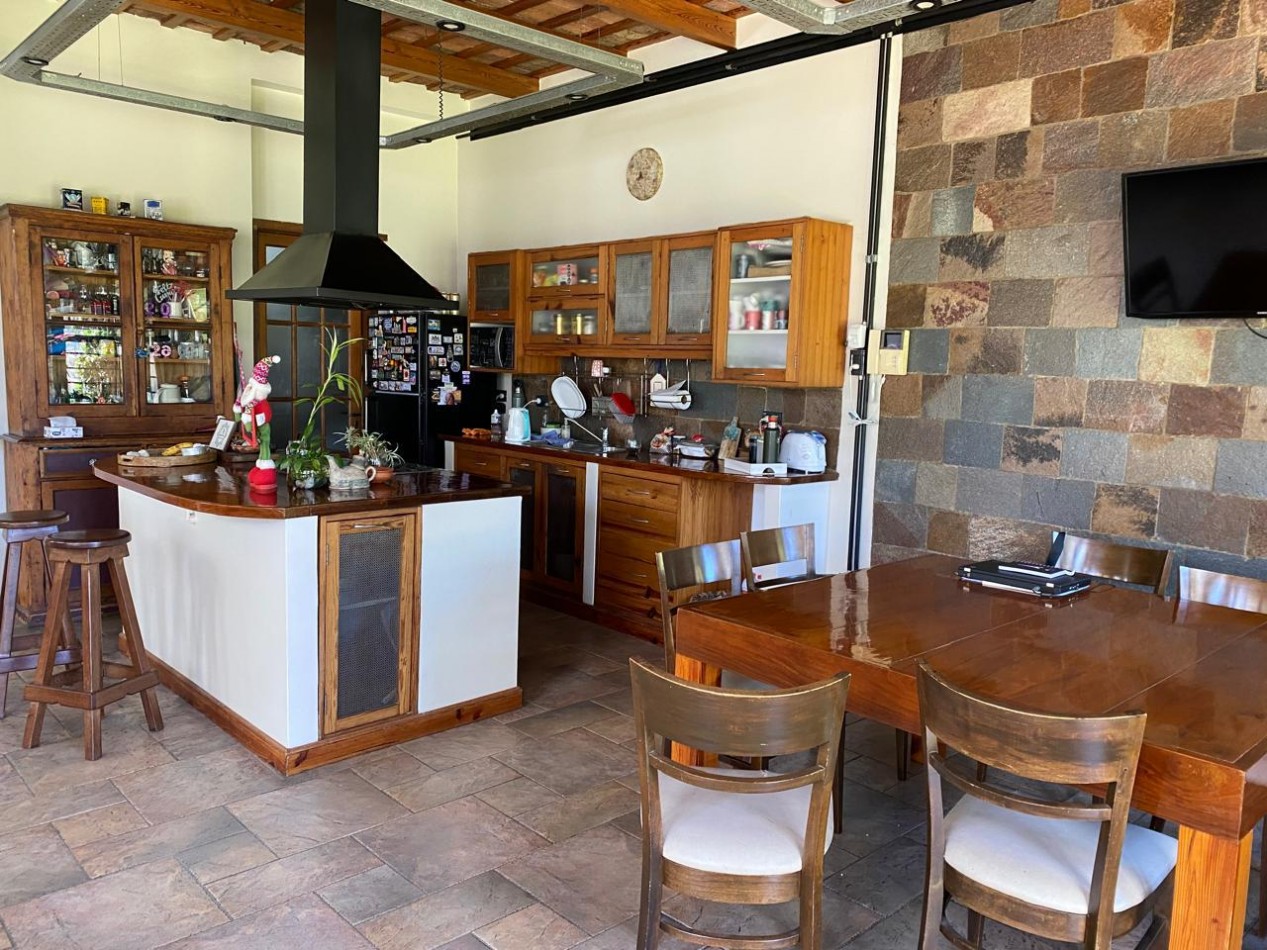 VENTA: Amplia Casa En Bernal Centro