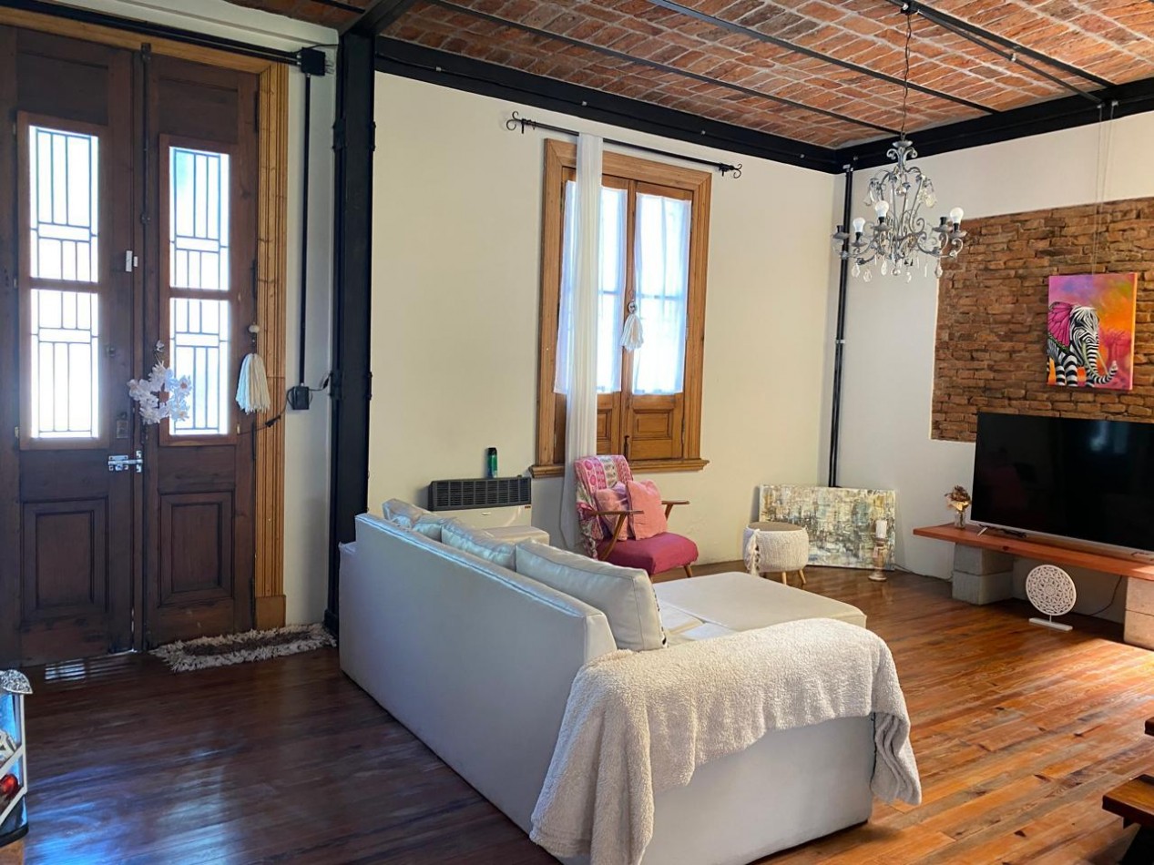 VENTA: Amplia Casa En Bernal Centro