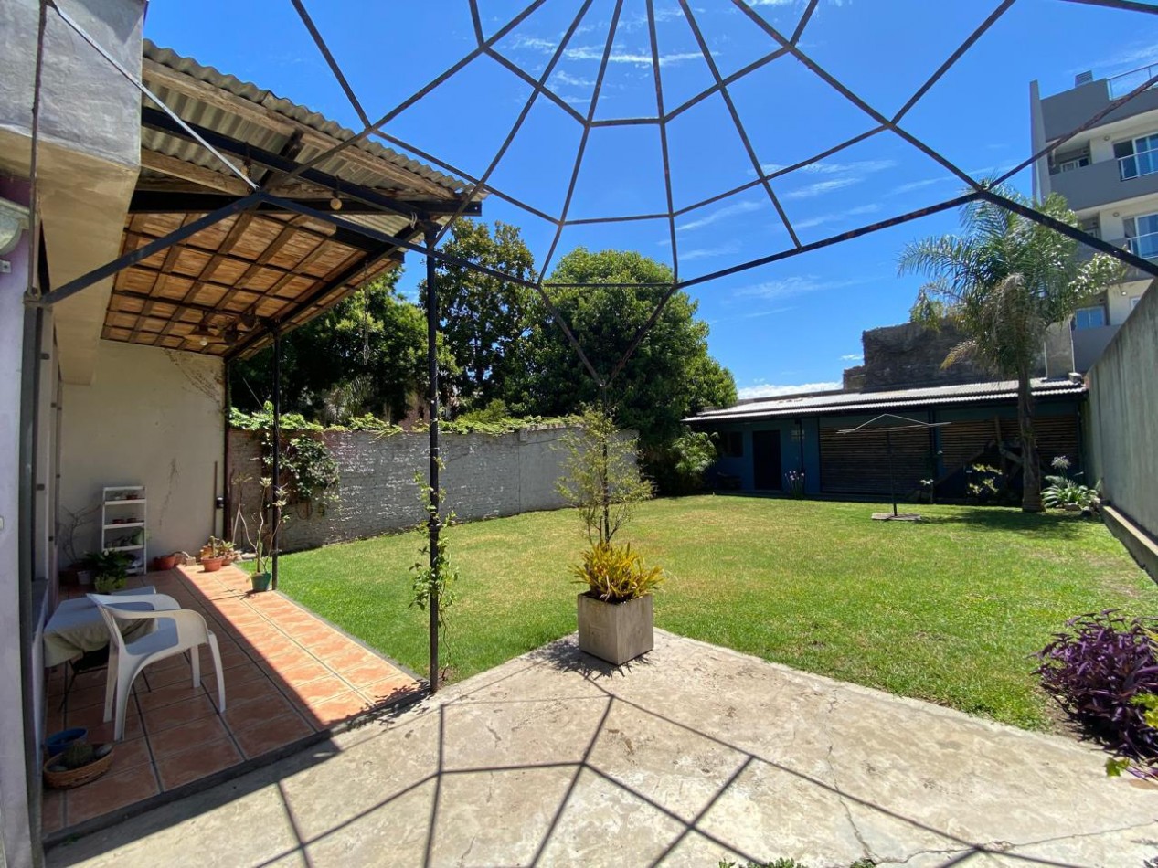 VENTA: Amplia Casa En Bernal Centro