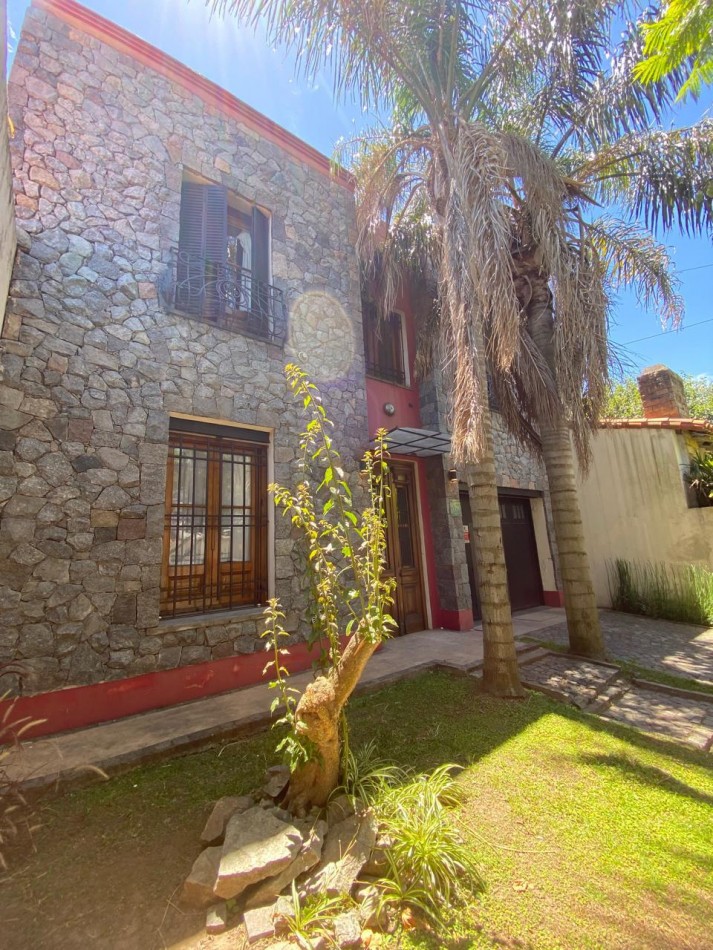 VENTA: Amplia Casa En Bernal Centro