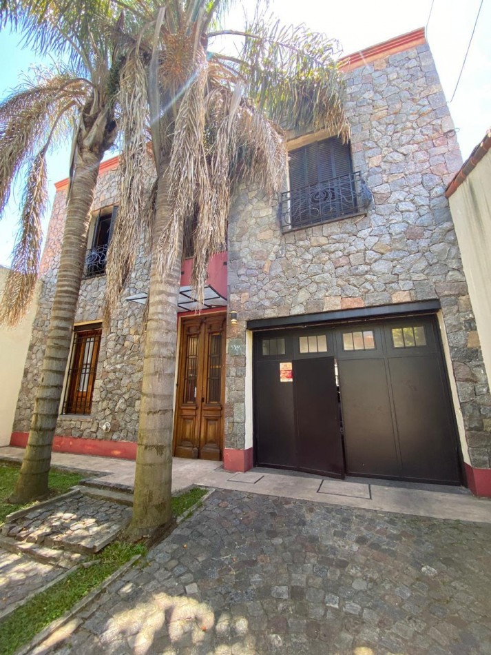 VENTA: Amplia Casa En Bernal Centro