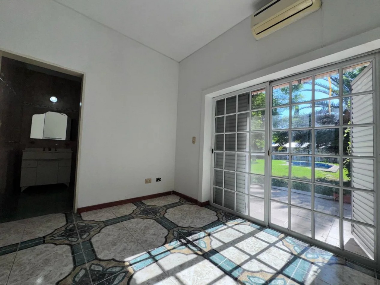 EXCELENTE CASA DOBLE TERRENO C/PILETA CLIMATIZADA