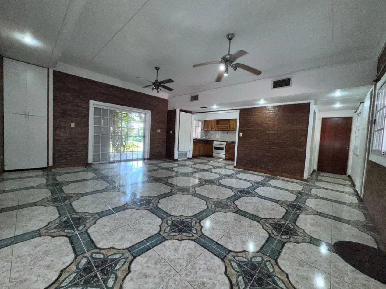 EXCELENTE CASA DOBLE TERRENO C/PILETA CLIMATIZADA