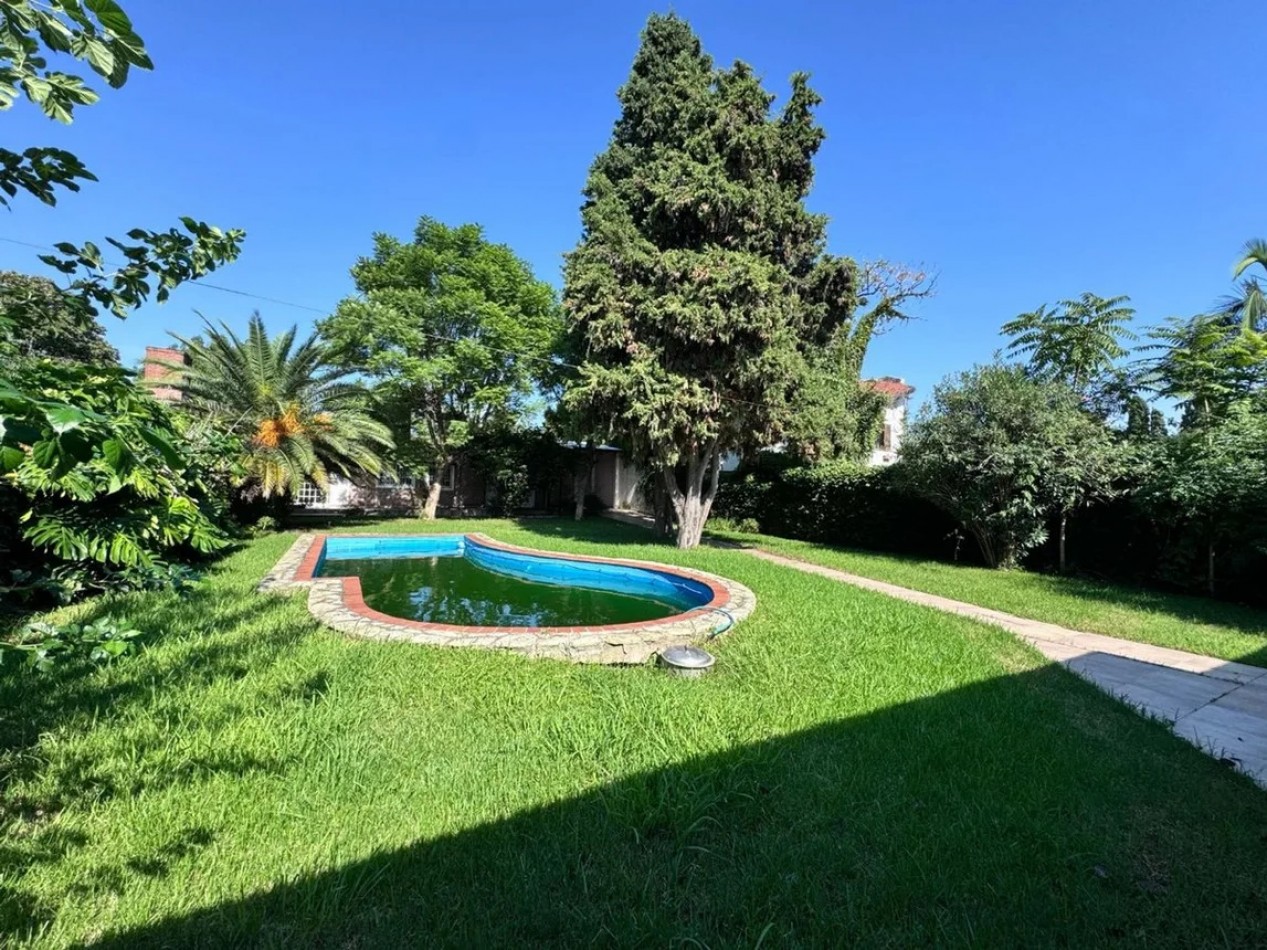 EXCELENTE CASA DOBLE TERRENO C/PILETA CLIMATIZADA