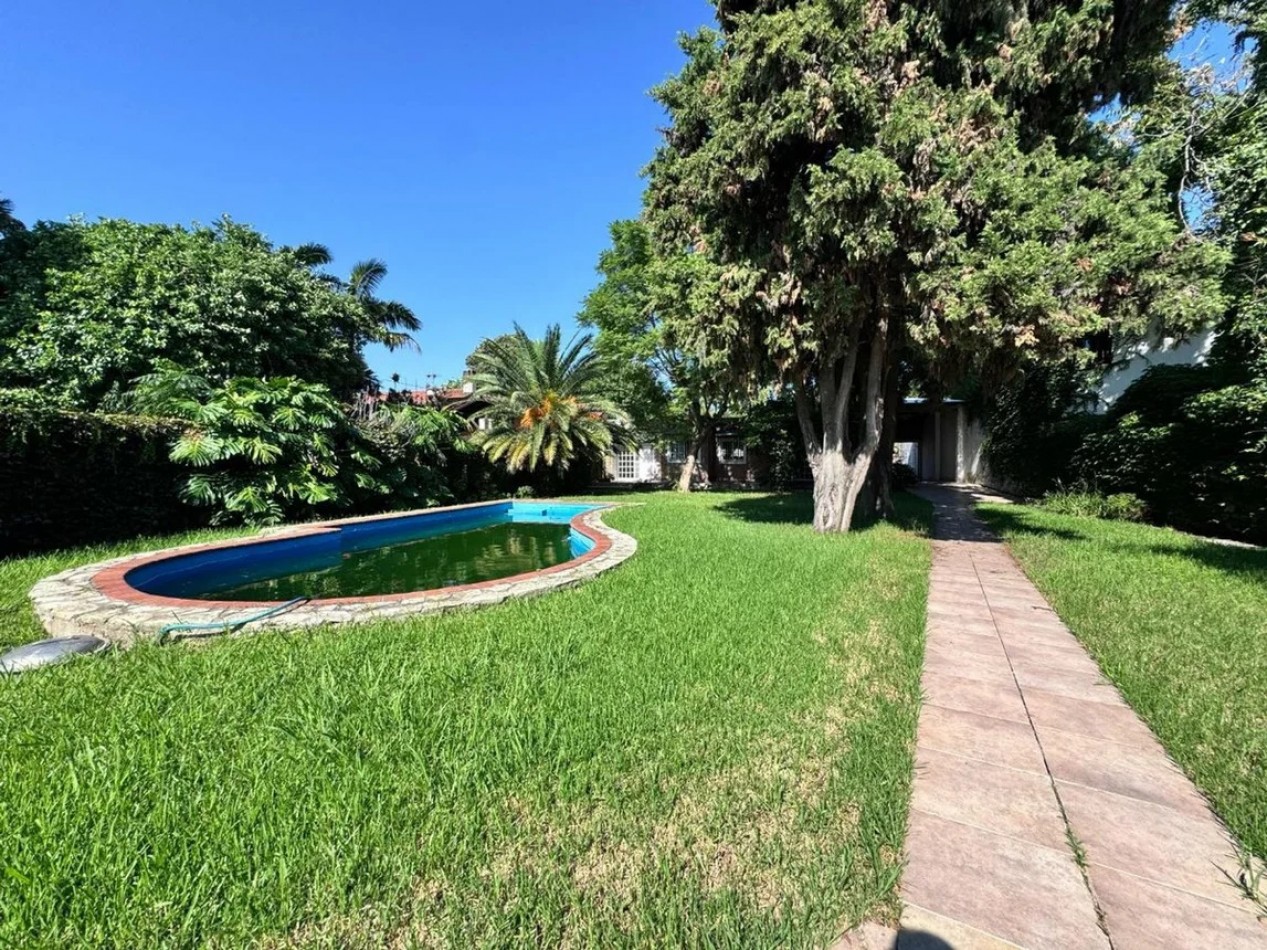 EXCELENTE CASA DOBLE TERRENO C/PILETA CLIMATIZADA