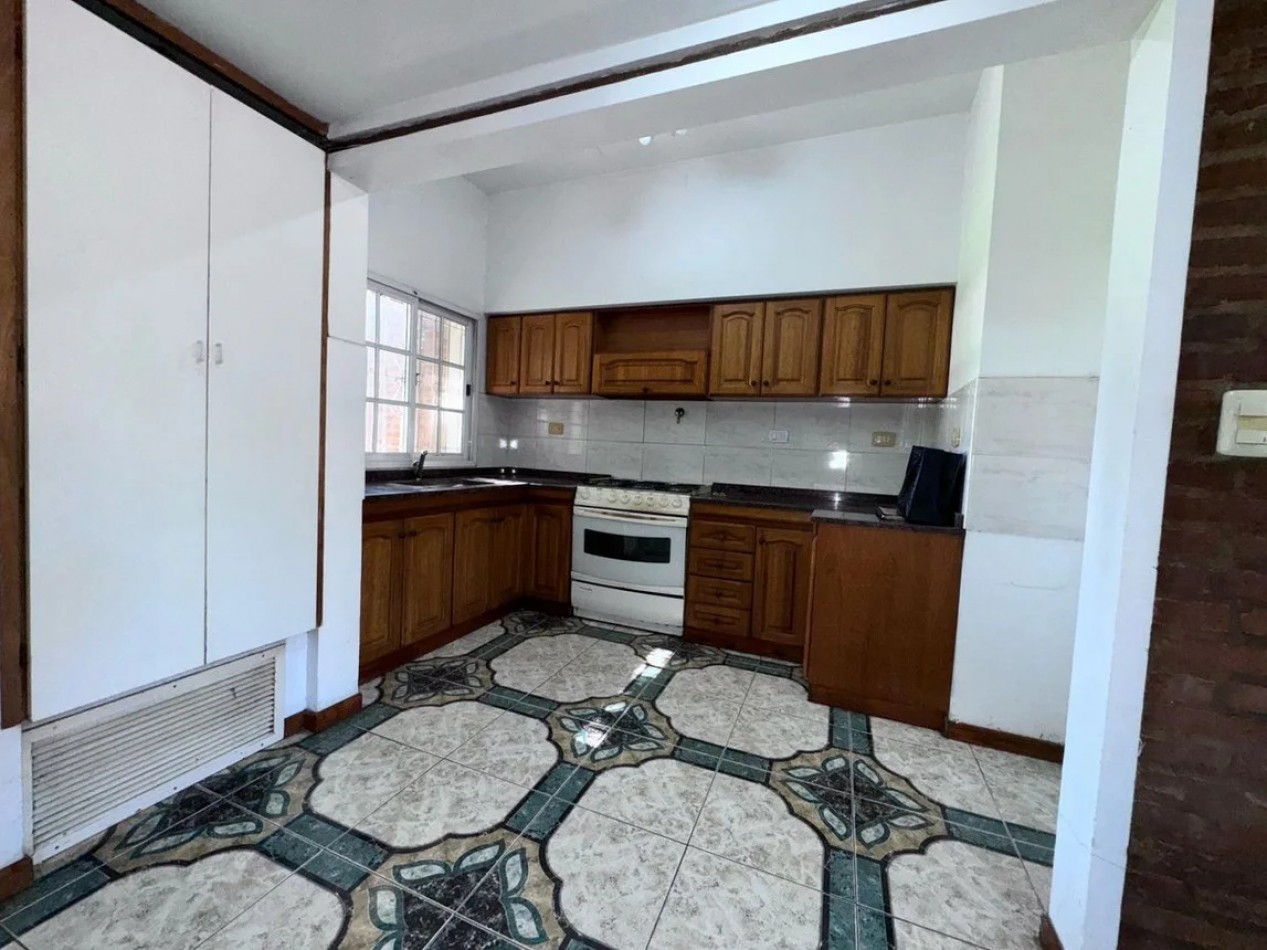 EXCELENTE CASA DOBLE TERRENO C/PILETA CLIMATIZADA