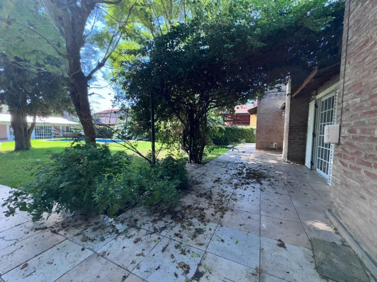 EXCELENTE CASA DOBLE TERRENO C/PILETA CLIMATIZADA