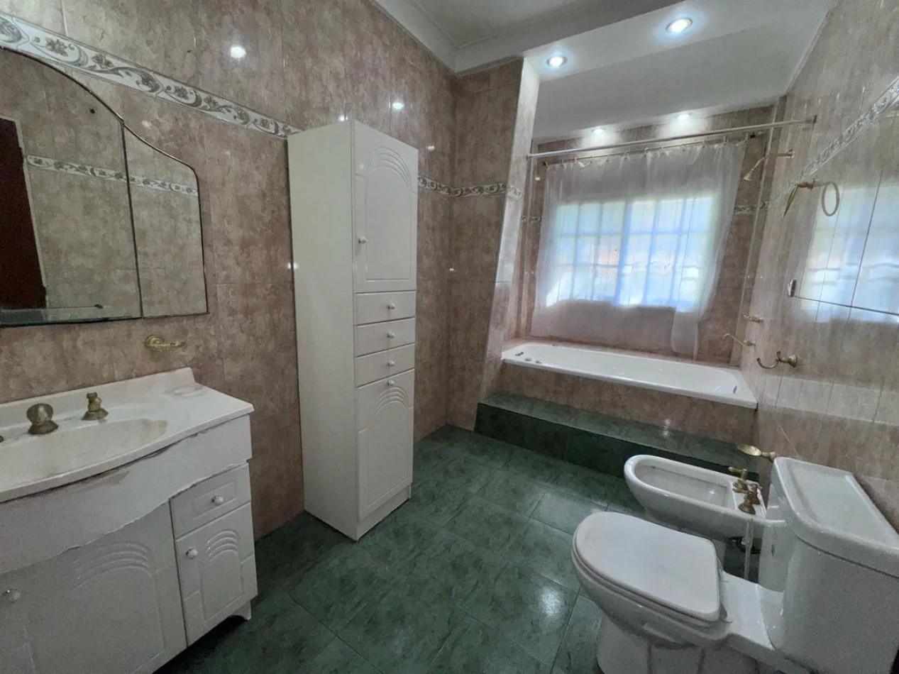 EXCELENTE CASA DOBLE TERRENO C/PILETA CLIMATIZADA