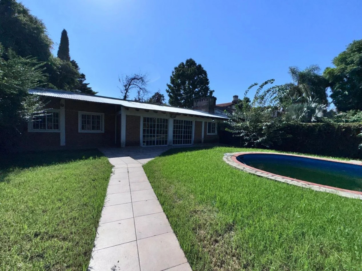 EXCELENTE CASA DOBLE TERRENO C/PILETA CLIMATIZADA