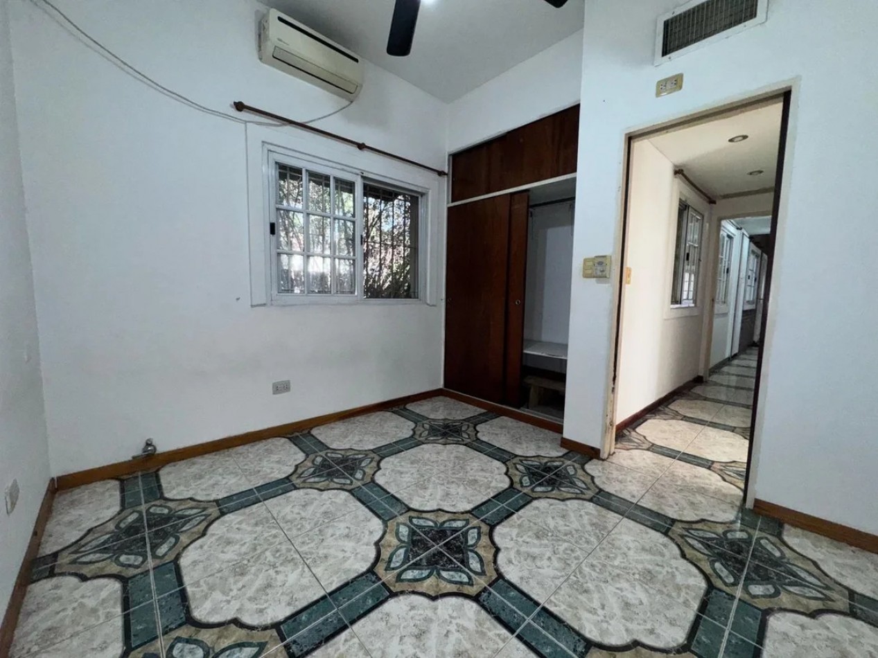 EXCELENTE CASA DOBLE TERRENO C/PILETA CLIMATIZADA