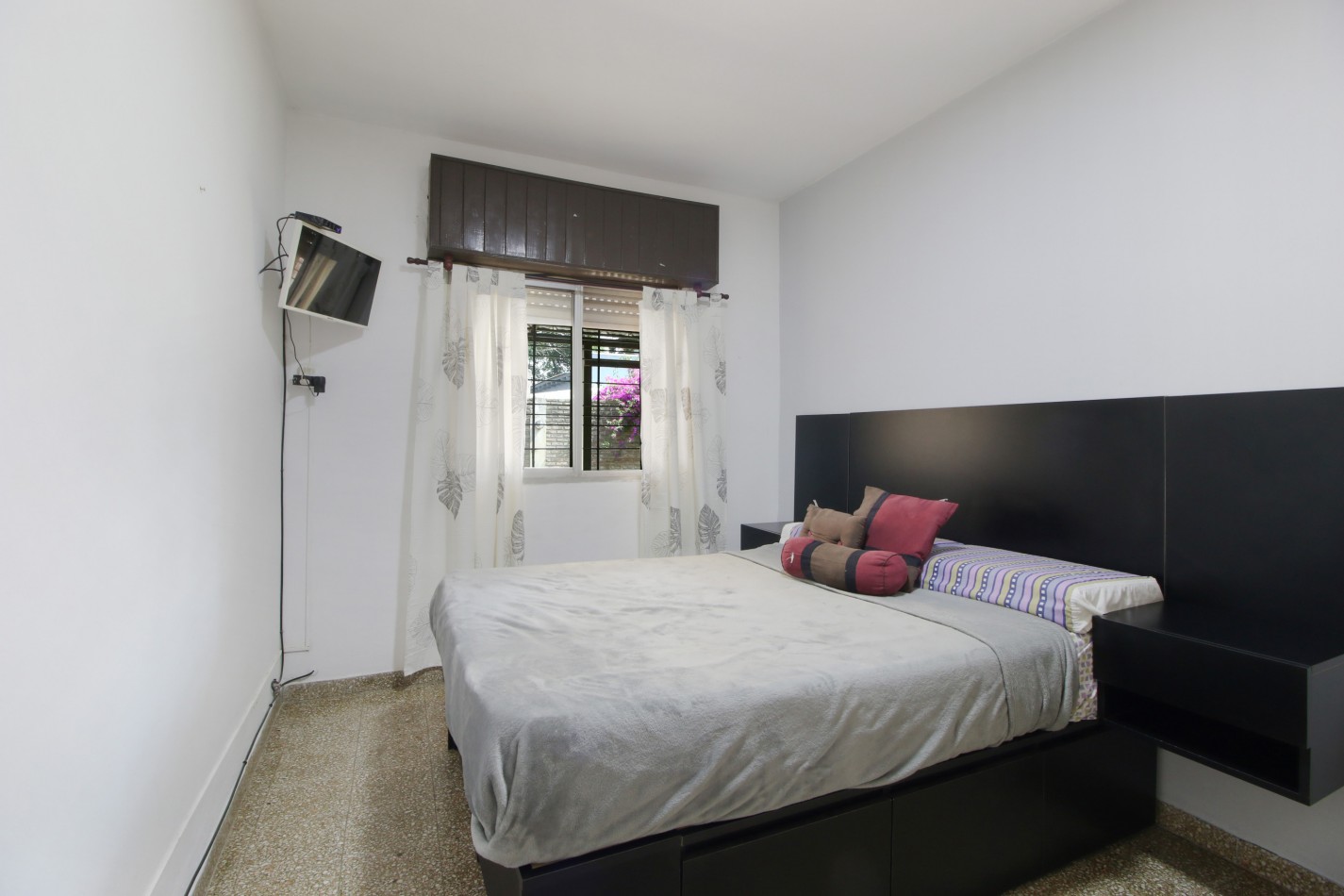 HERMOSA CASA CON GARAGE Y PARQUE