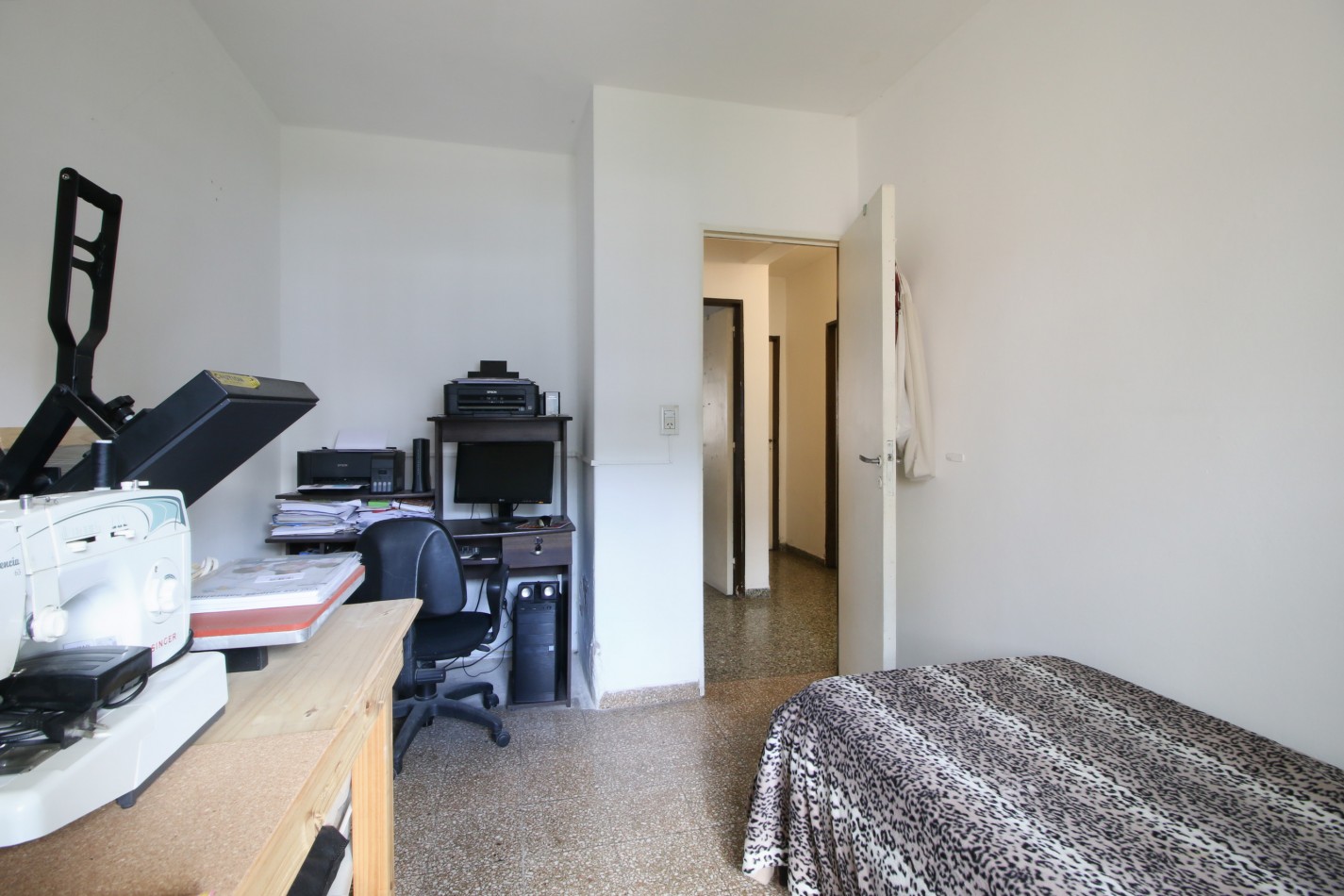 HERMOSA CASA CON GARAGE Y PARQUE