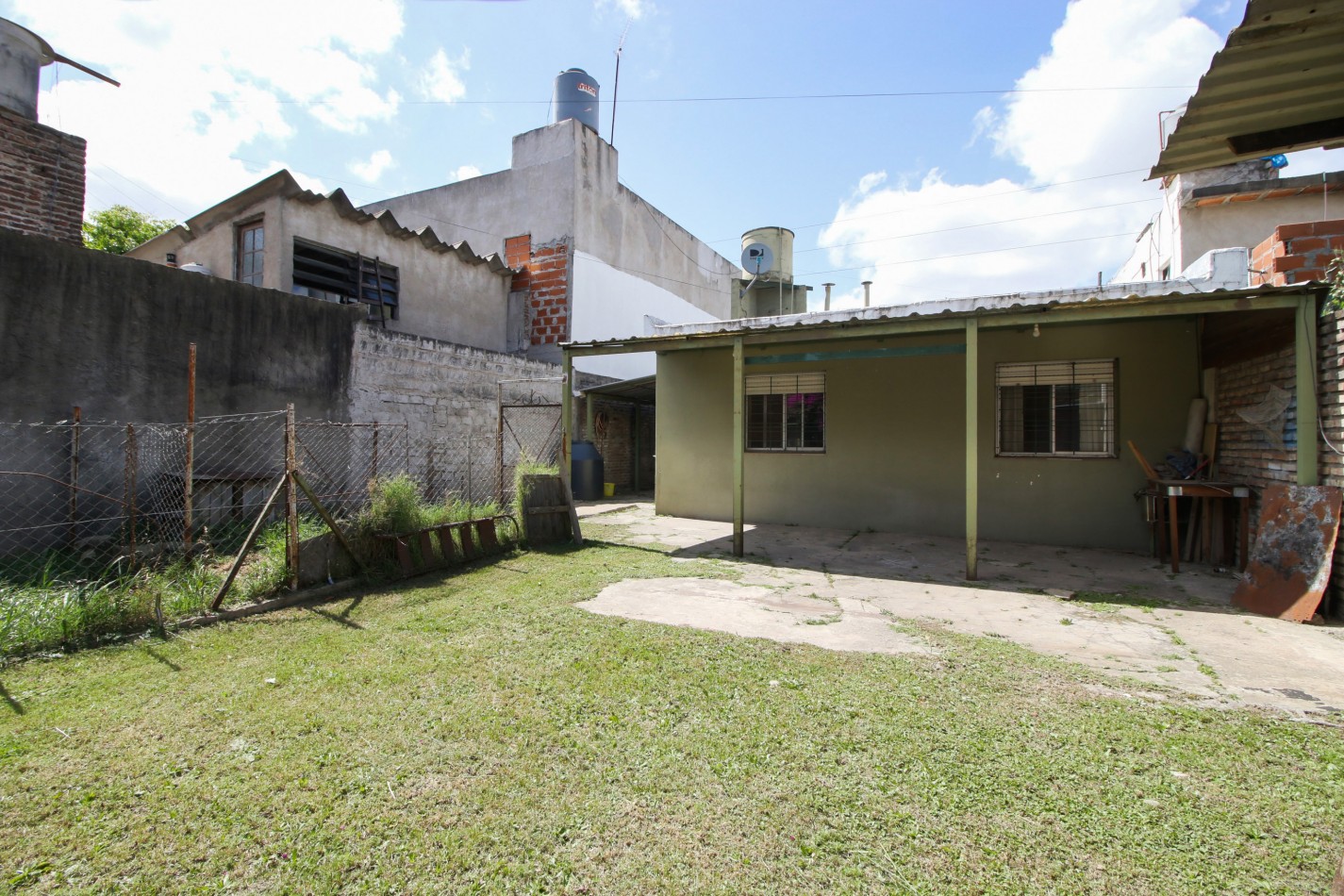 HERMOSA CASA CON GARAGE Y PARQUE