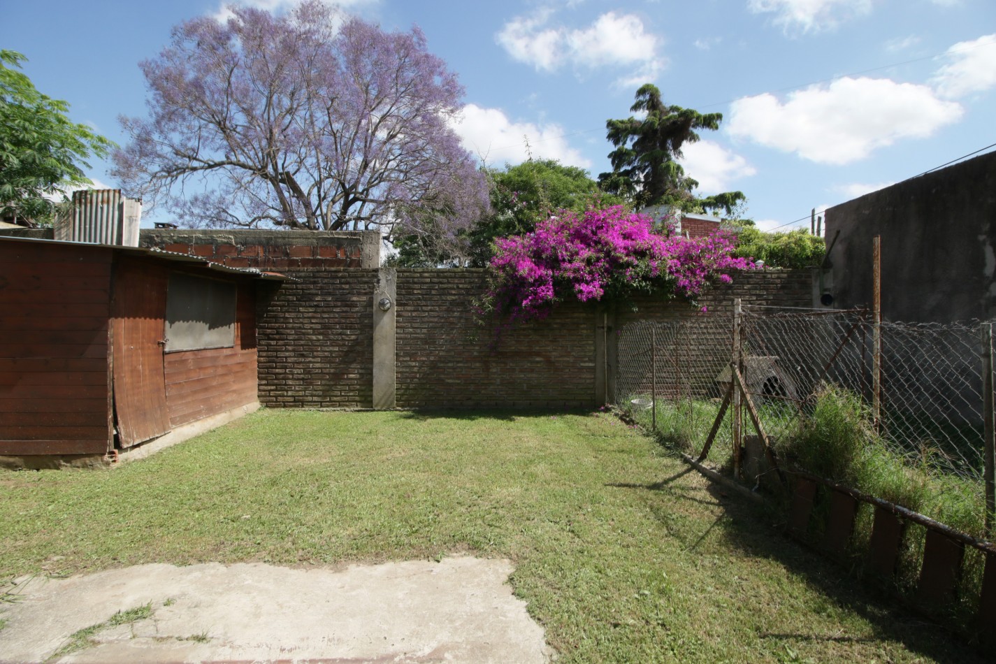 HERMOSA CASA CON GARAGE Y PARQUE