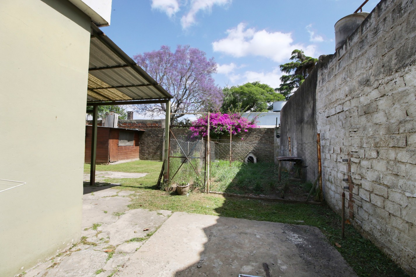 HERMOSA CASA CON GARAGE Y PARQUE