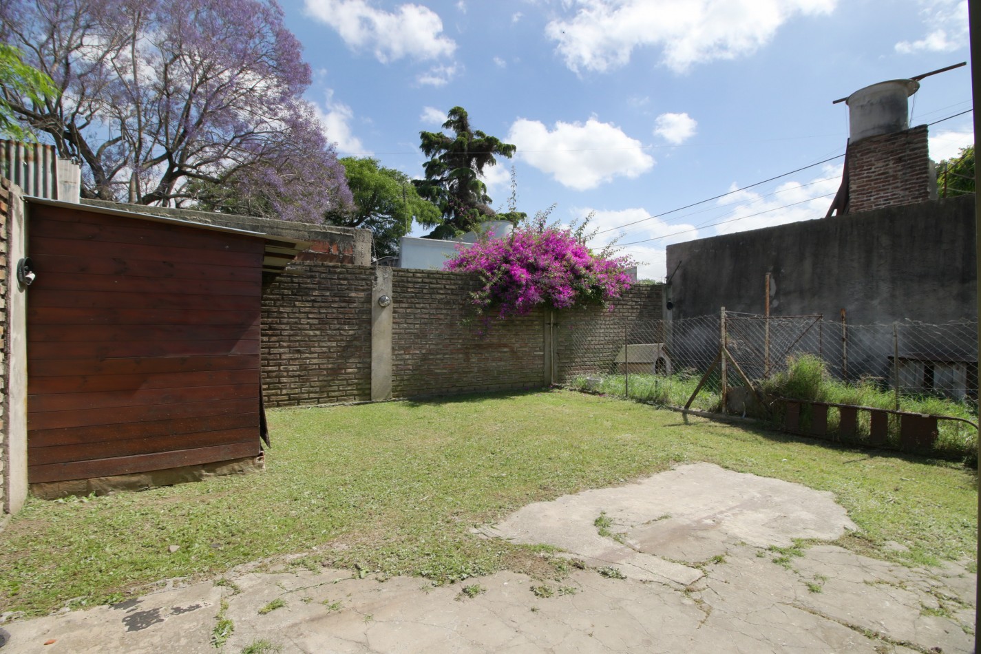 HERMOSA CASA CON GARAGE Y PARQUE