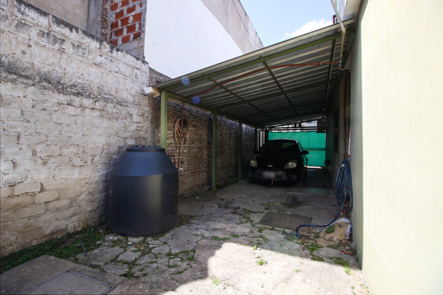 HERMOSA CASA CON GARAGE Y PARQUE