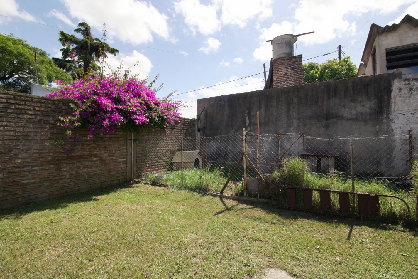 HERMOSA CASA CON GARAGE Y PARQUE