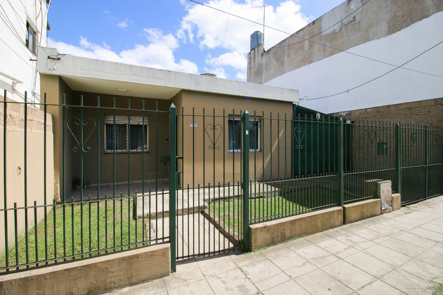 HERMOSA CASA CON GARAGE Y PARQUE