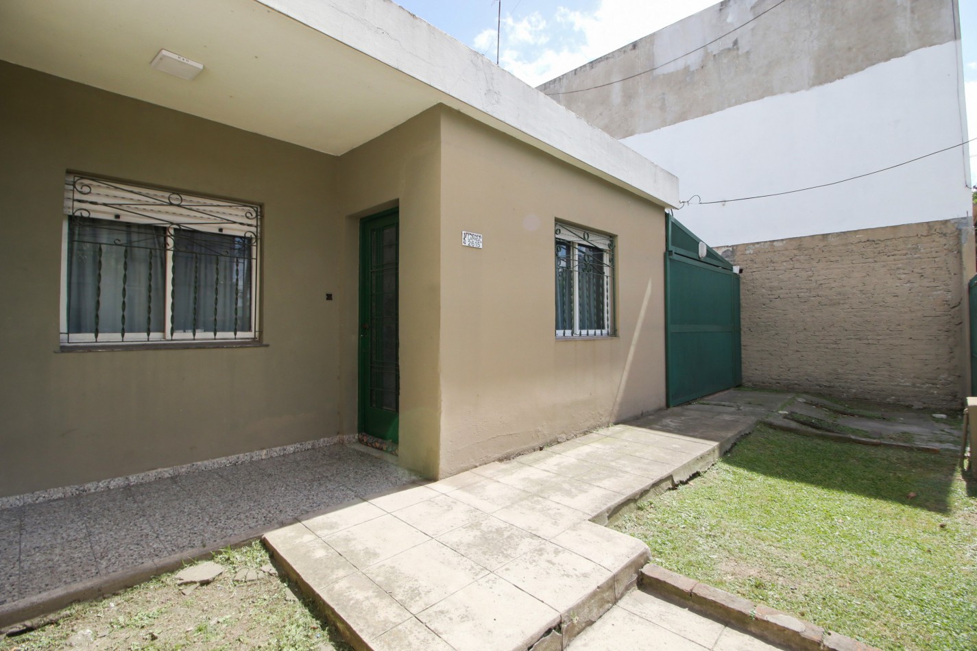 HERMOSA CASA CON GARAGE Y PARQUE