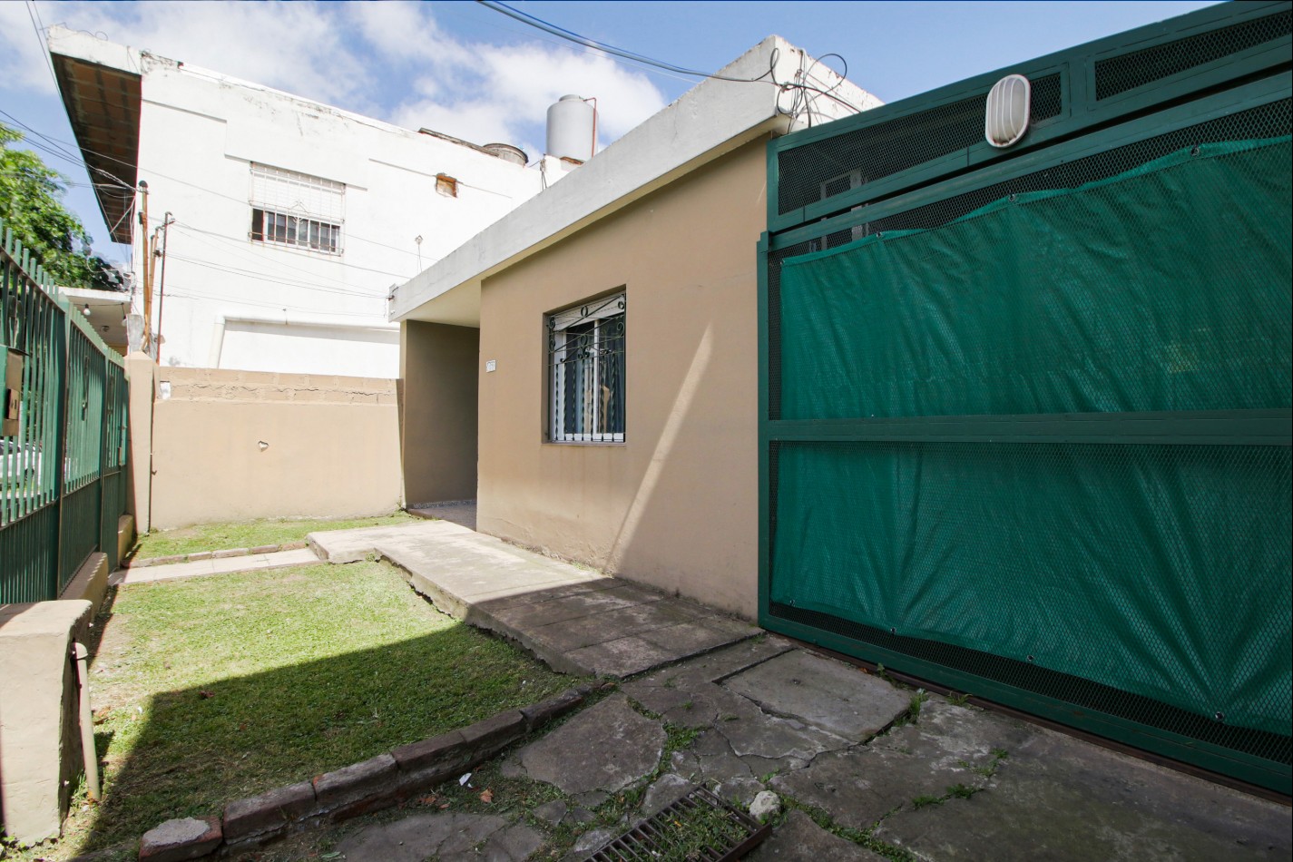 HERMOSA CASA CON GARAGE Y PARQUE