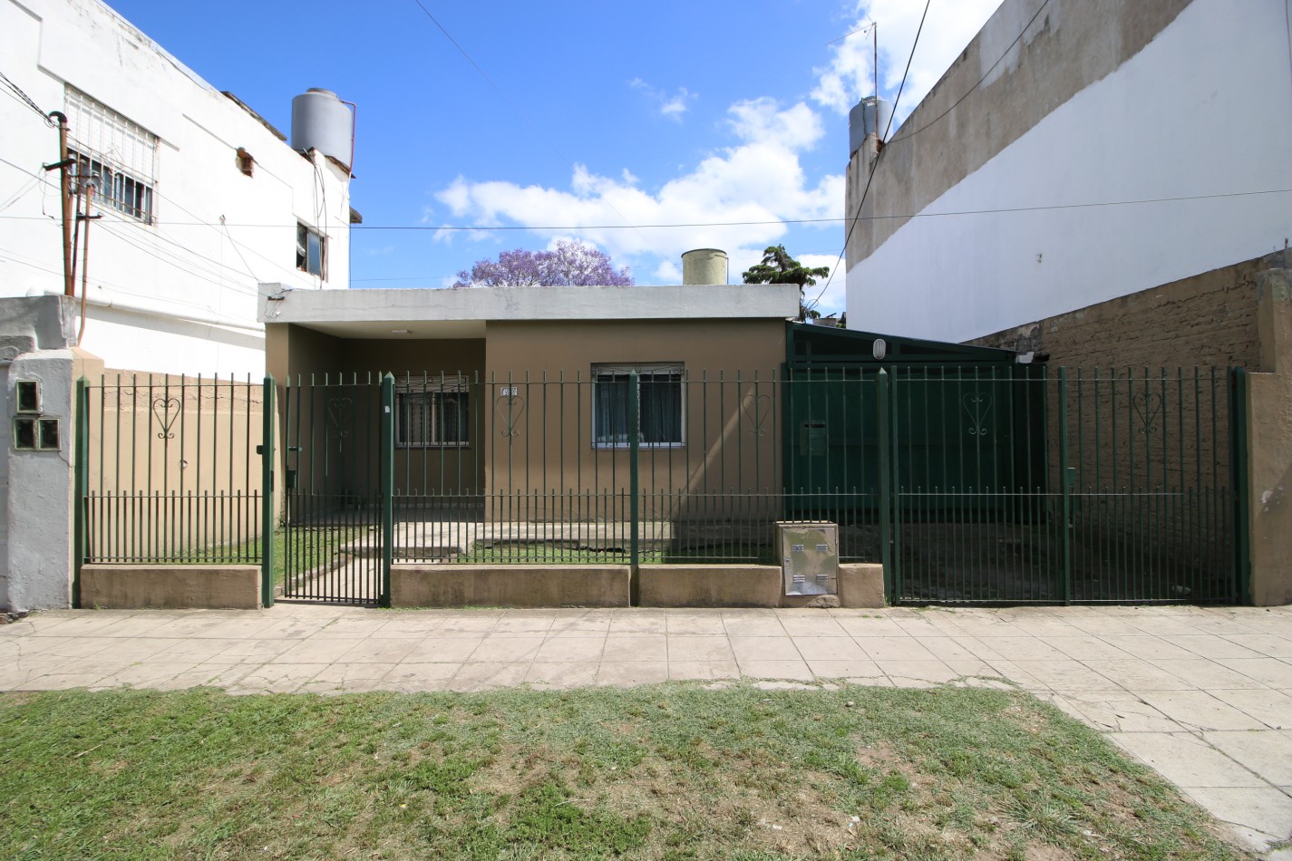 HERMOSA CASA CON GARAGE Y PARQUE