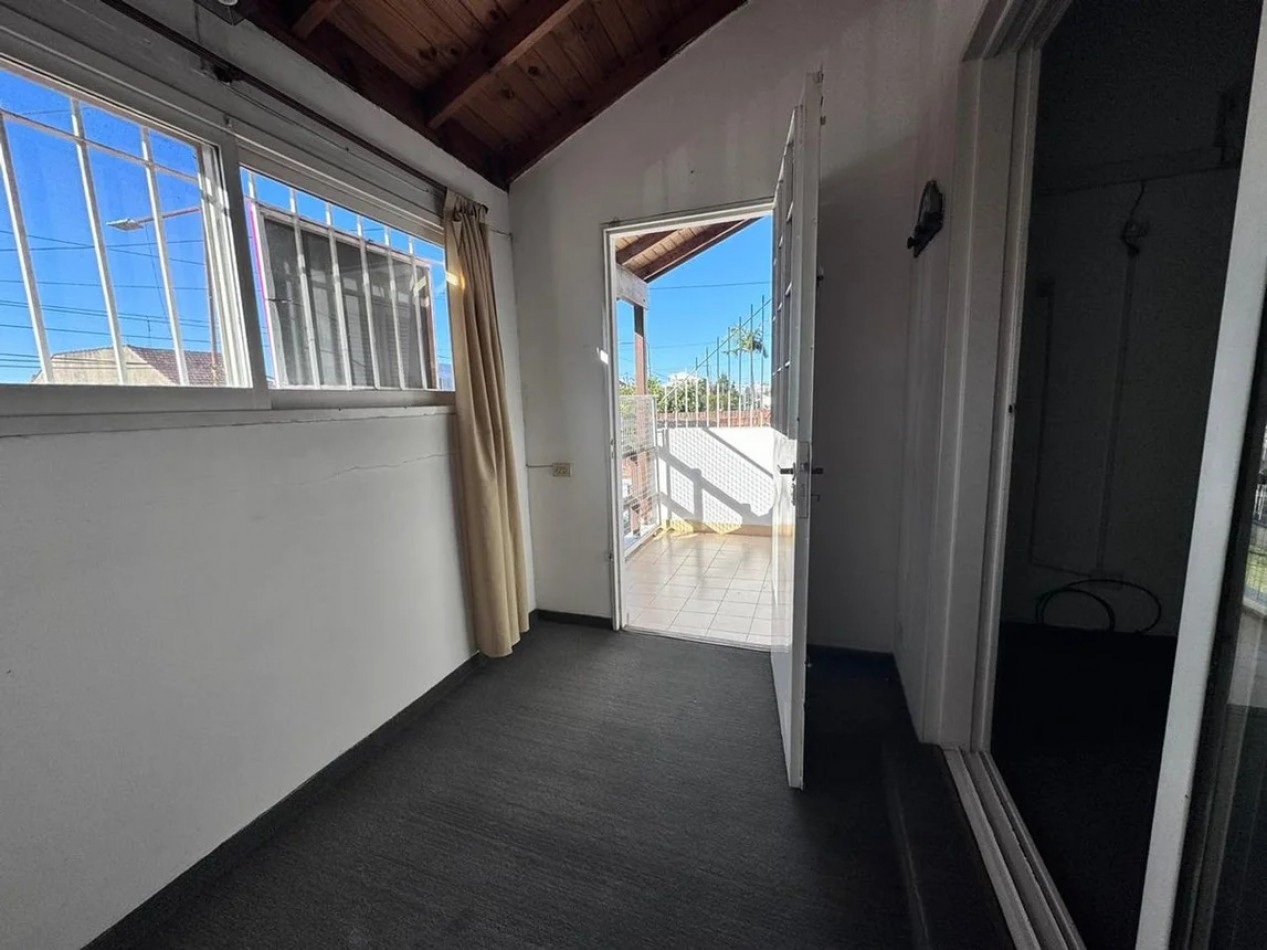 IMPECABLE PH AL FRENTE C/PILETA Y DOBLE COCHERA