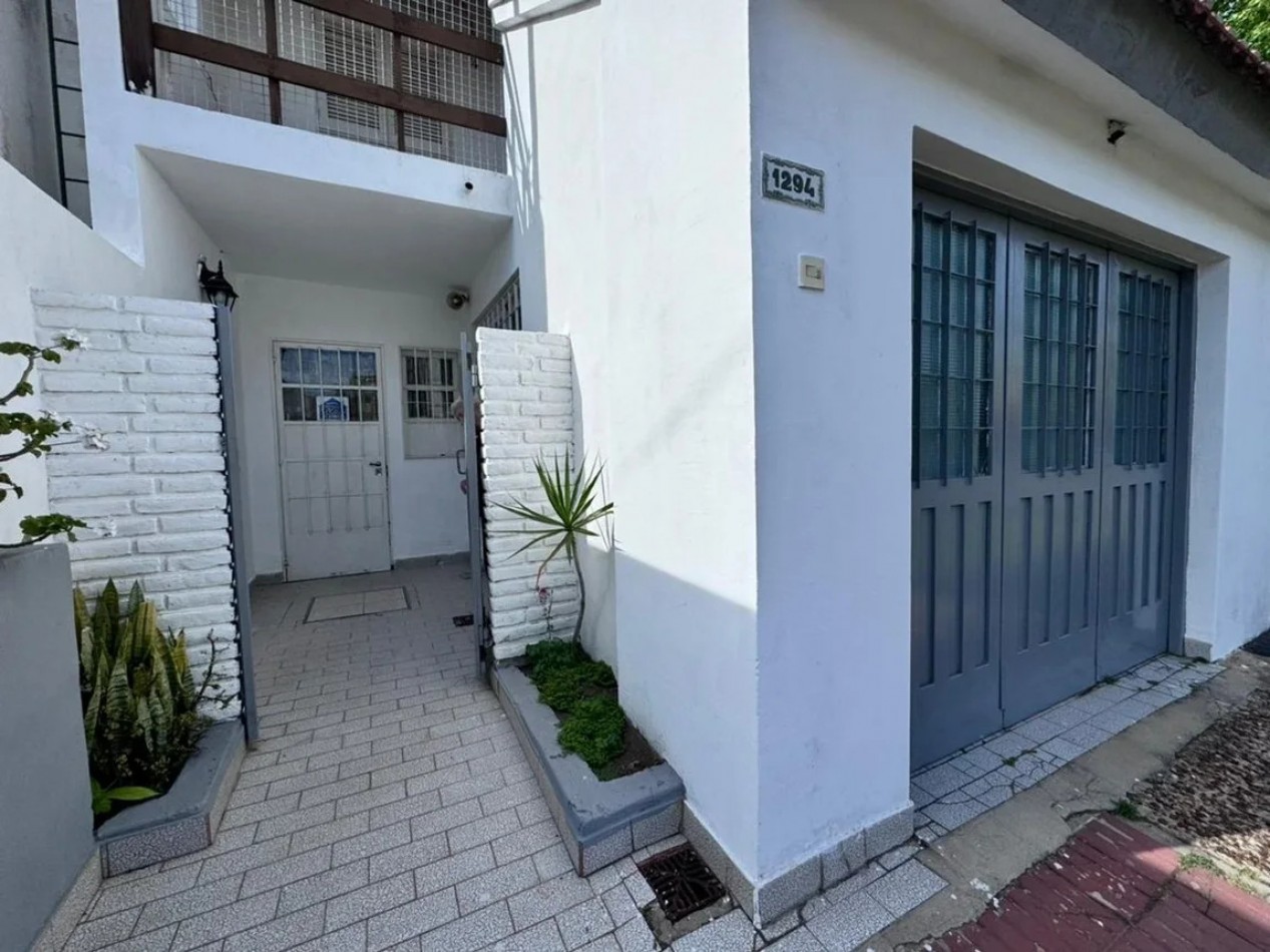 IMPECABLE PH AL FRENTE C/PILETA Y DOBLE COCHERA