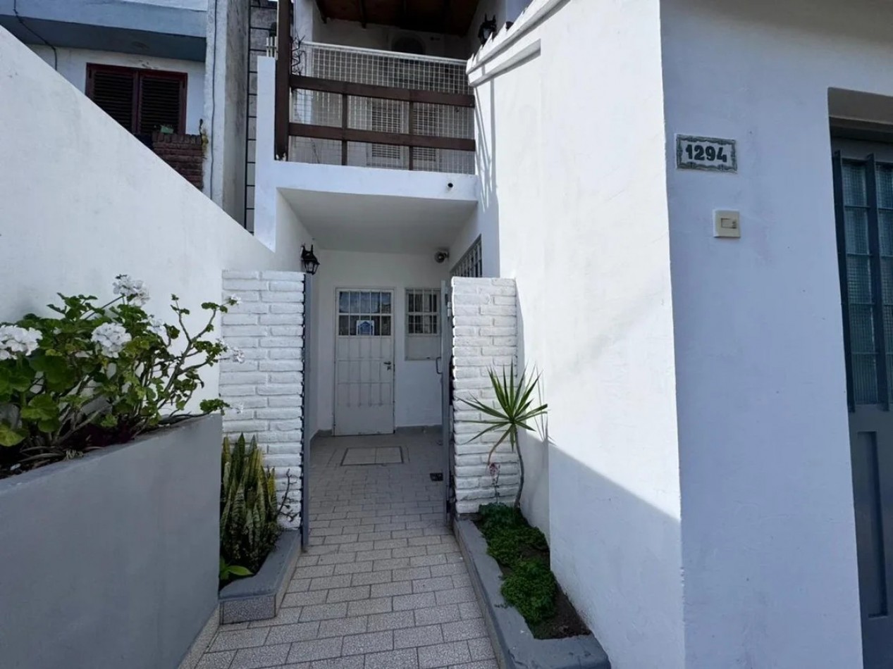 IMPECABLE PH AL FRENTE C/PILETA Y DOBLE COCHERA