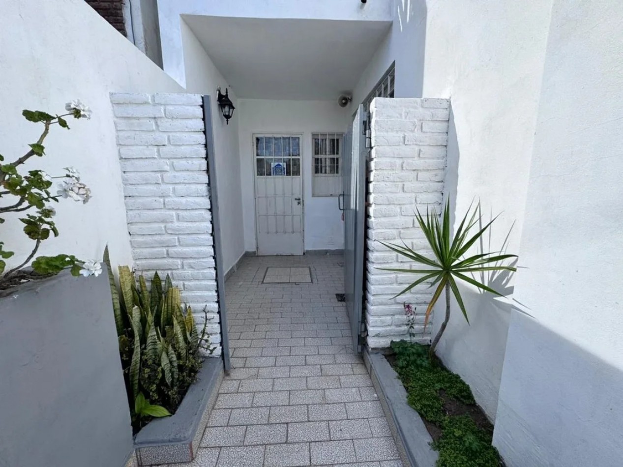 IMPECABLE PH AL FRENTE C/PILETA Y DOBLE COCHERA