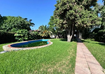 EXCELENTE CASA DOBLE TERRENO C/PILETA CLIMATIZADA